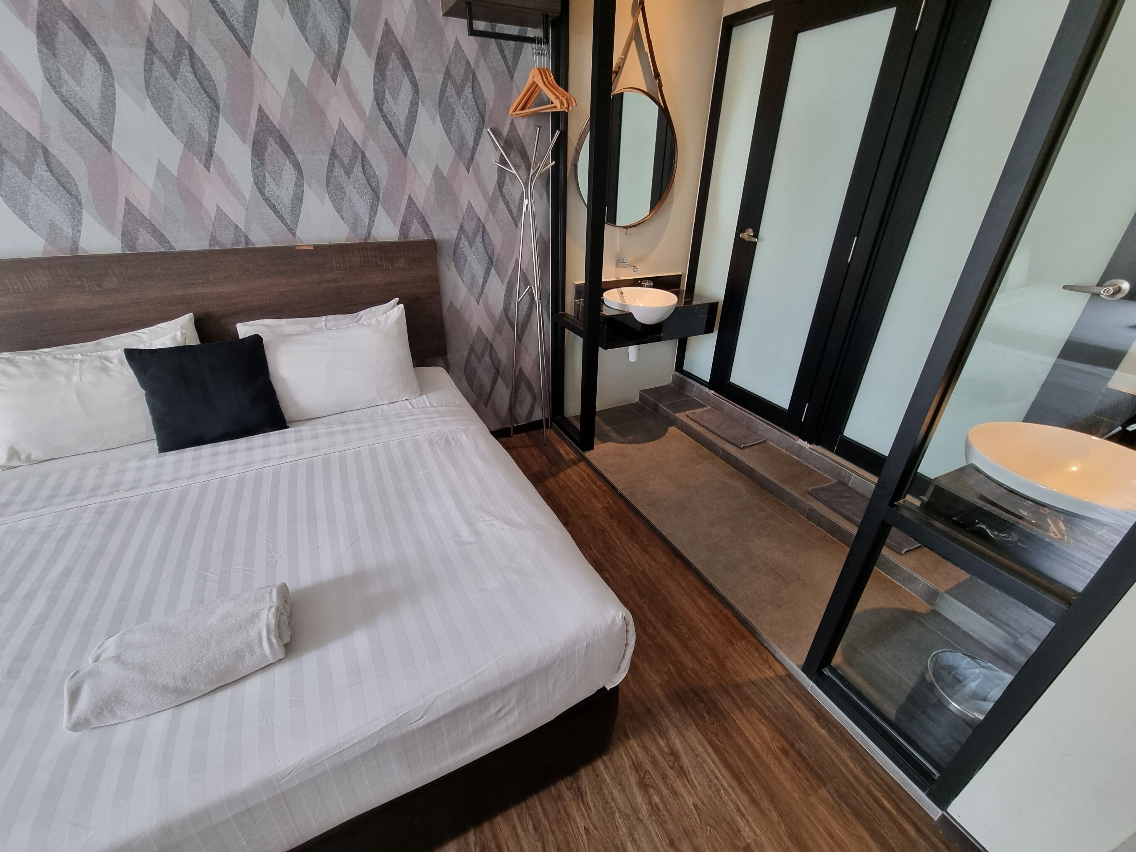 家庭房 (2 Kings Beds, Window) | 起居区 | 电视