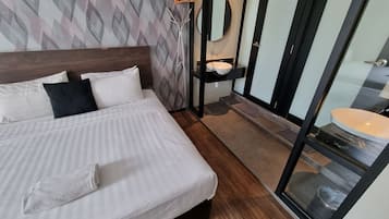 Habitación familiar (2 Kings Beds, Window) | Área de sala de estar | Televisión