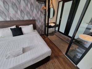 家庭客房 (2 Kings Beds, Window) | 起居區 | 電視