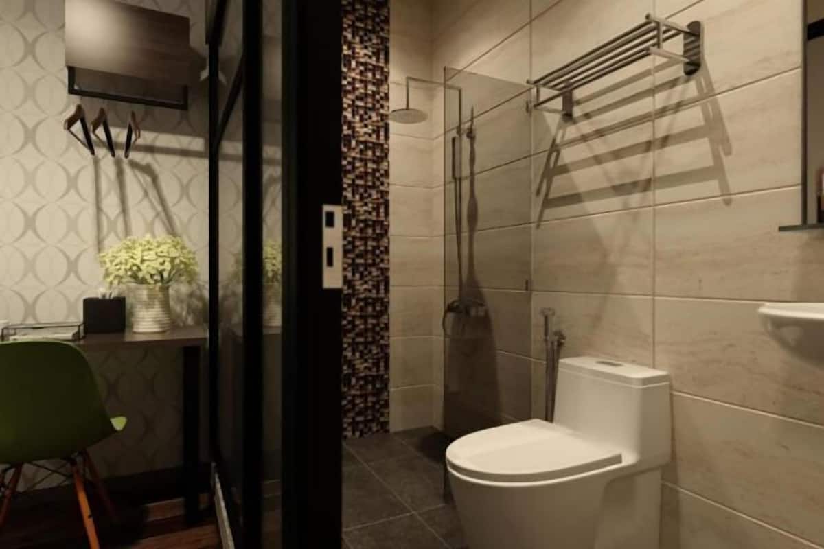 Shower, free toiletries, hair dryer, towels