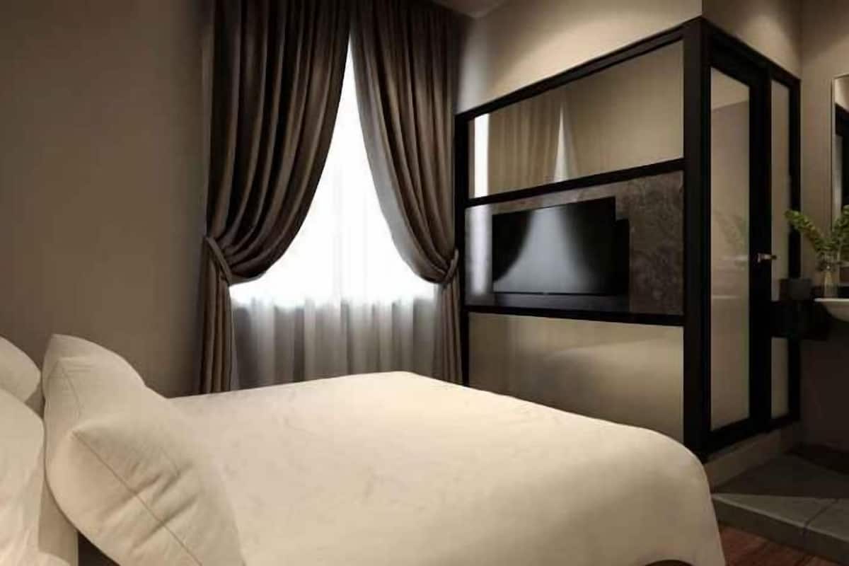 Desk, iron/ironing board, free WiFi, wheelchair access