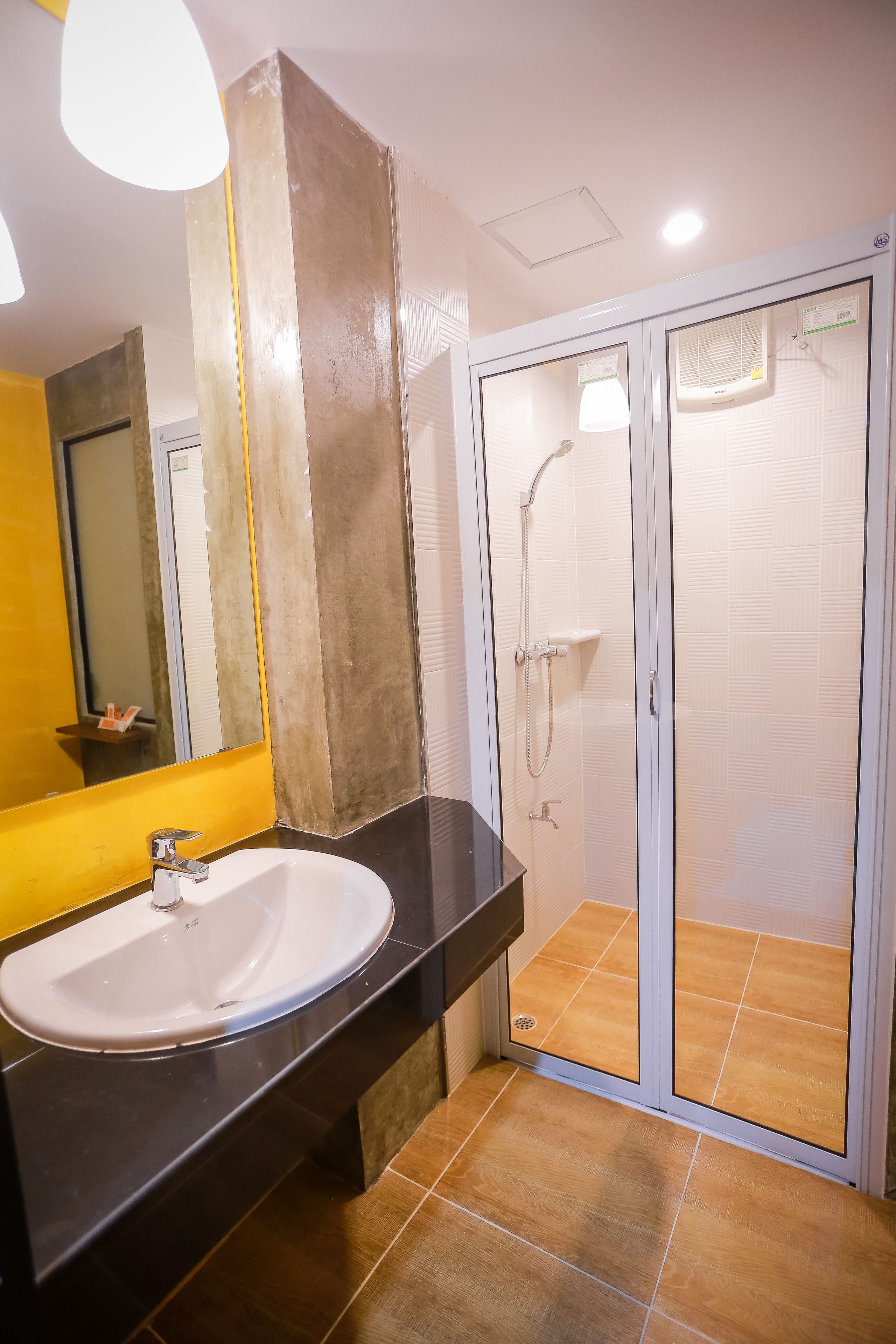 shower, rainfall showerhead, free toiletries, hair dryer