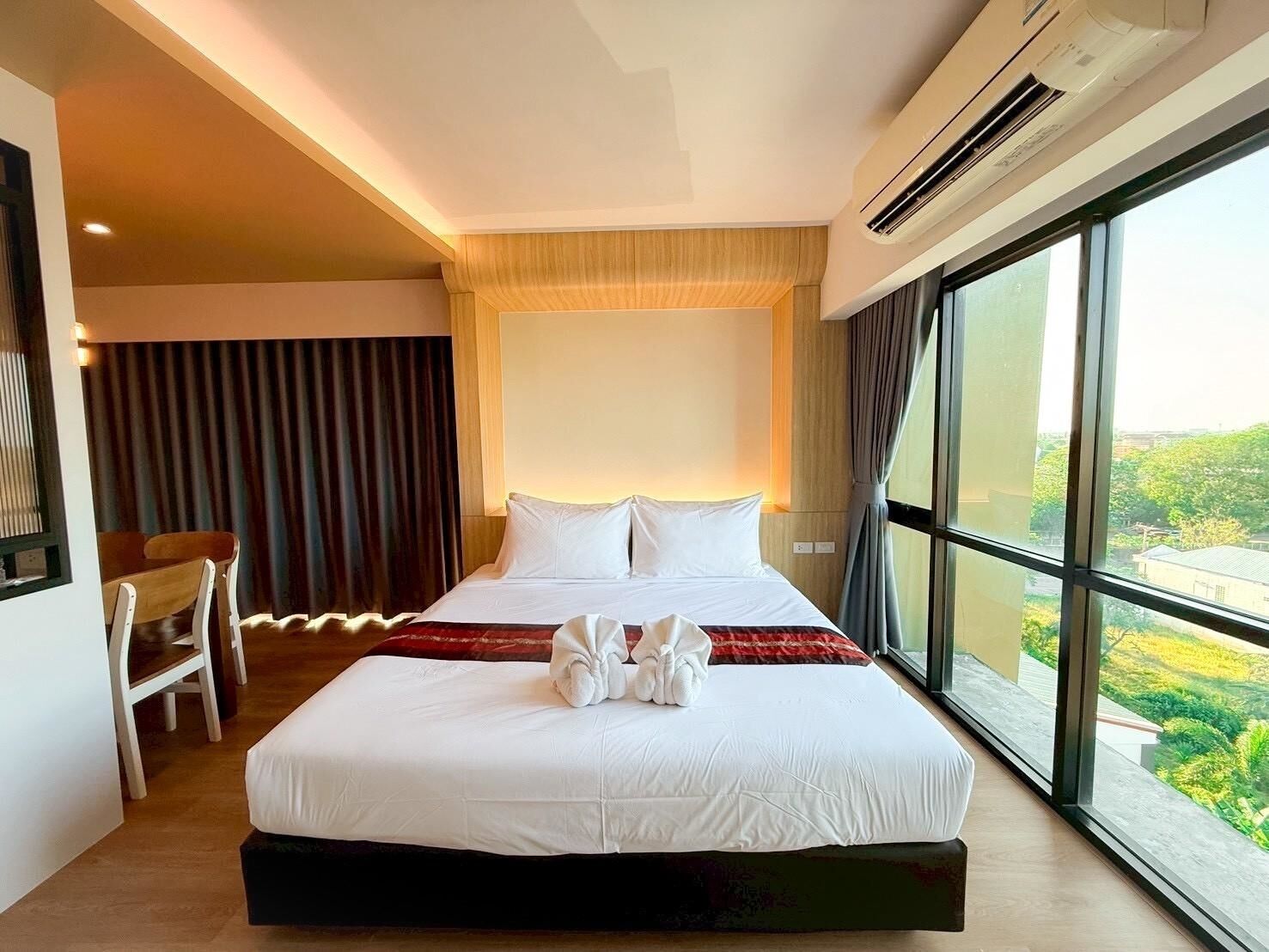 Phòng Suite | Bàn, màn/rèm cản sáng, giường gấp/giường phụ (phụ phí) 