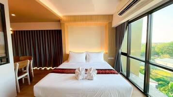 Suite | Desk, blackout curtains, rollaway beds, free WiFi