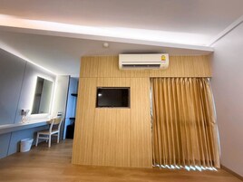 Deluxe Twin Room | Skrifborð, myrkratjöld/-gardínur, aukarúm, ókeypis þráðlaus nettenging