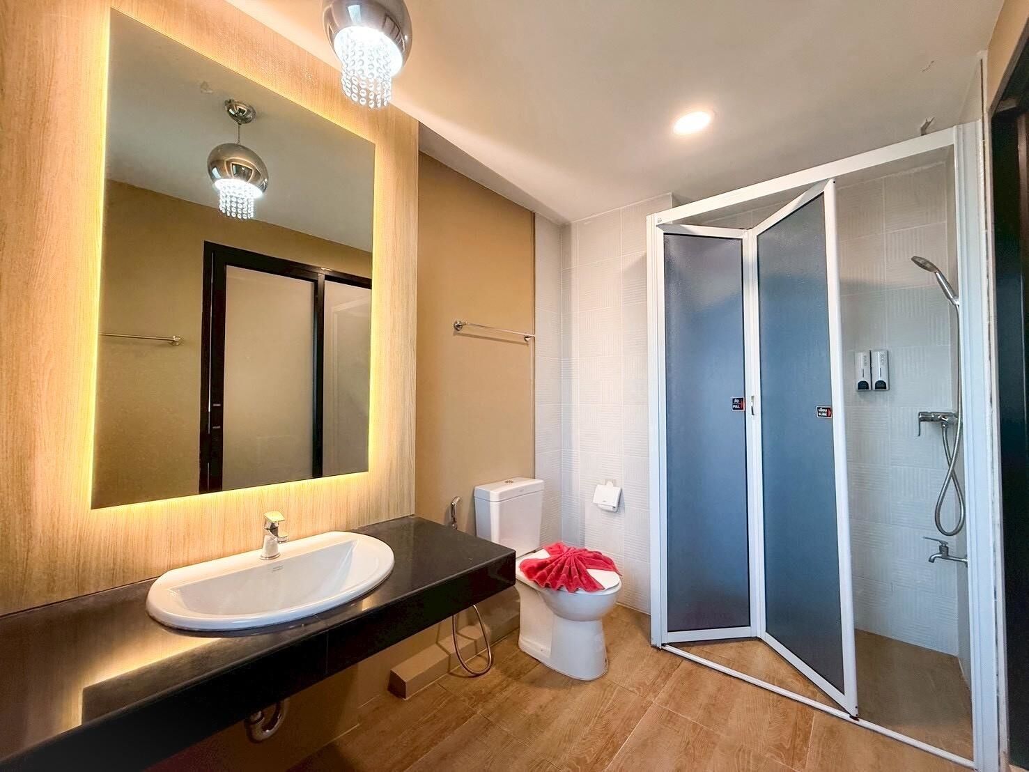 Suite | Bathroom | Shower, rainfall showerhead, free toiletries, hair dryer