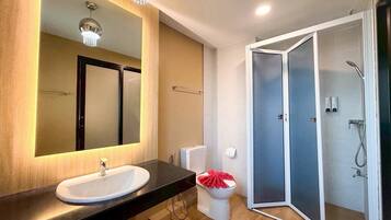 Suite | Bathroom | Shower, rainfall showerhead, free toiletries, hair dryer