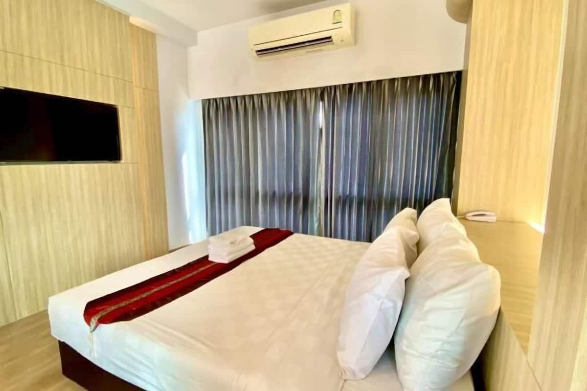 Desk, blackout drapes, rollaway beds, free WiFi