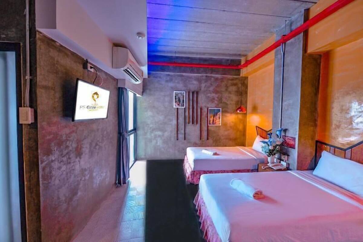 Escritorio, cortinas blackout, camas extra y wifi gratis