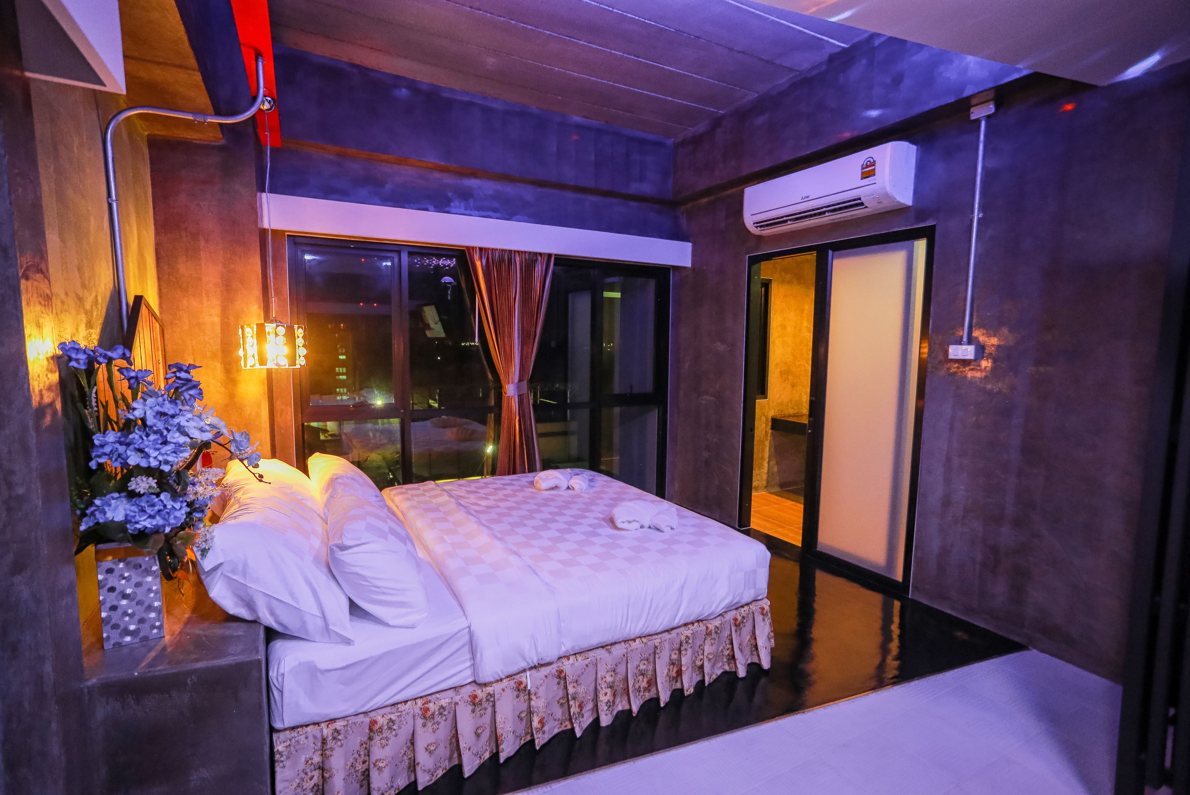 suite | desk, blackout curtains, rollaway beds, free wifi