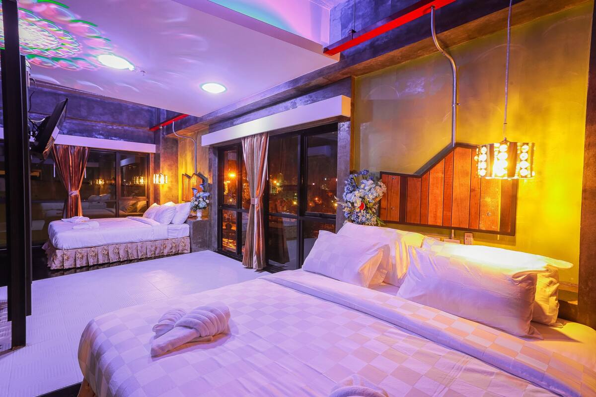 Escritorio, cortinas blackout, camas extra y wifi gratis