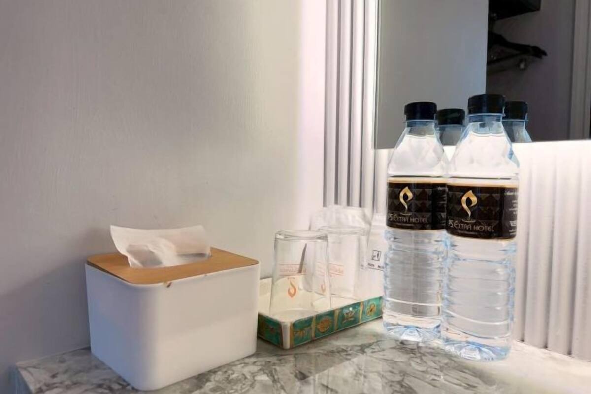 Shower, rainfall showerhead, free toiletries, hair dryer
