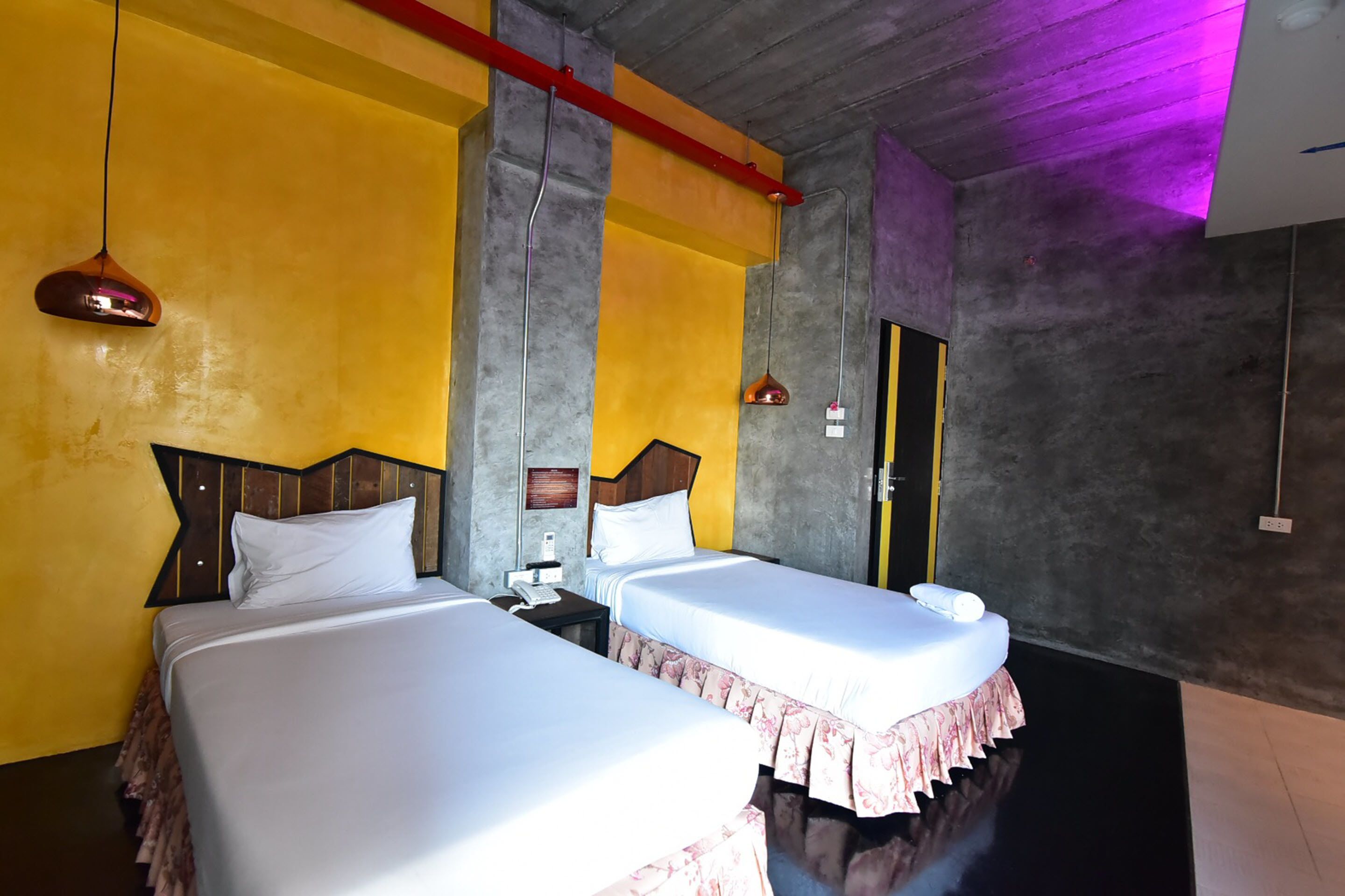 deluxe twin room | desk, blackout curtains, rollaway beds, free wifi