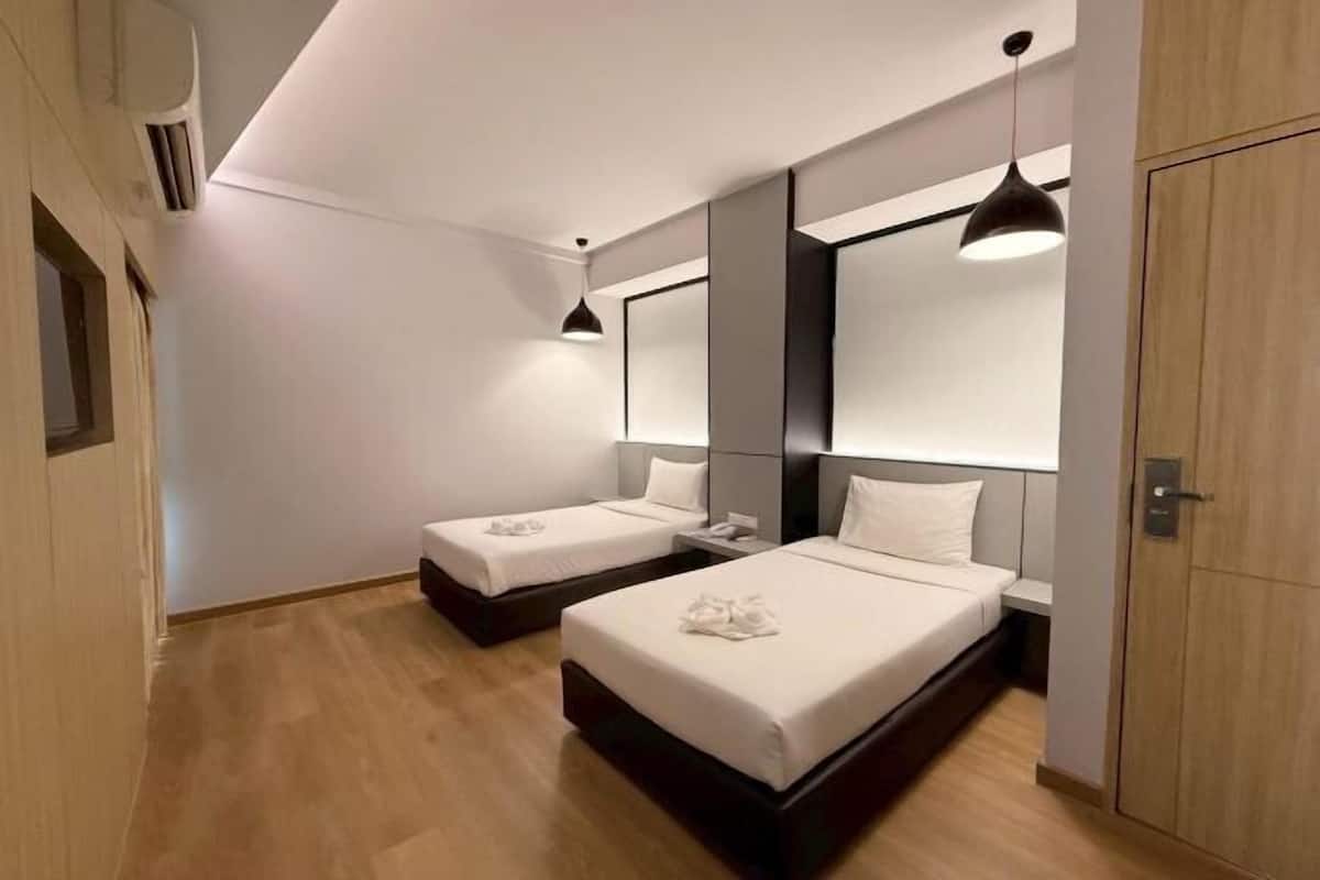 Escrivaninha, cortinas blackout, camas extras/dobráveis (sobretaxa)