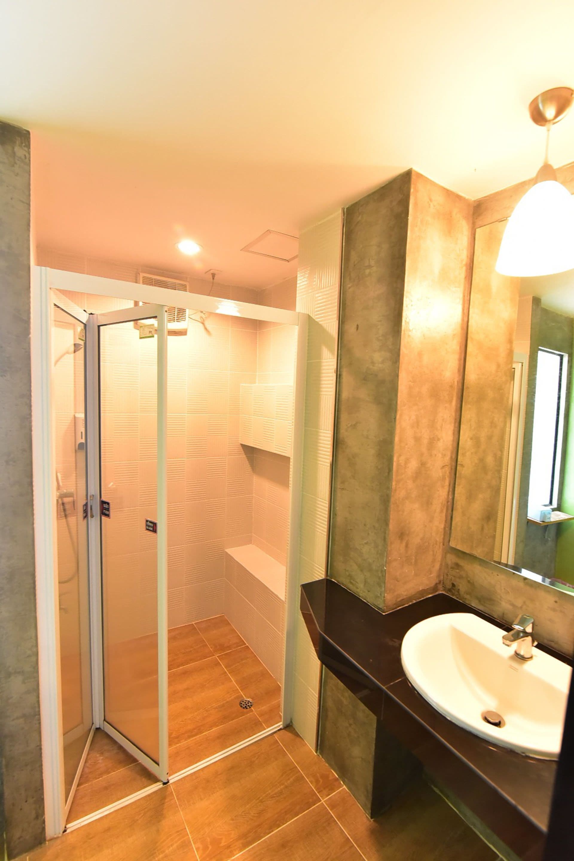 shower, rainfall showerhead, free toiletries, hair dryer