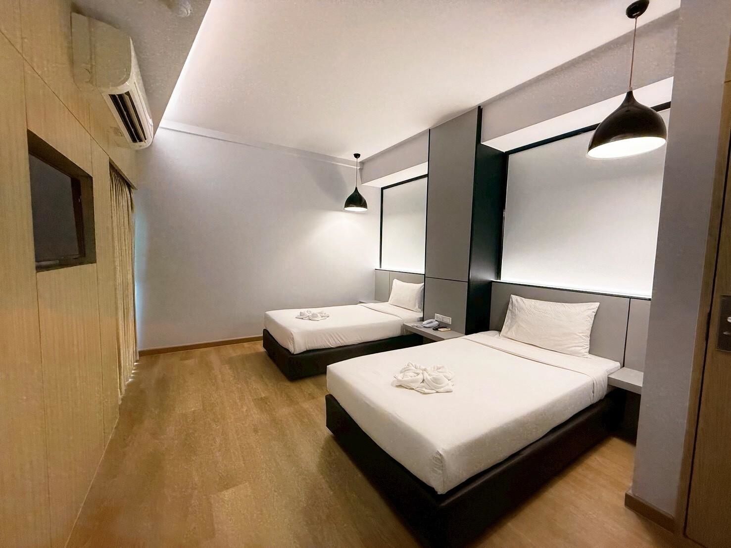 Deluxe Twin Room | Desk, blackout drapes, rollaway beds, free WiFi