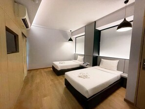 Escritorio, cortinas blackout y camas plegables/adicionales 