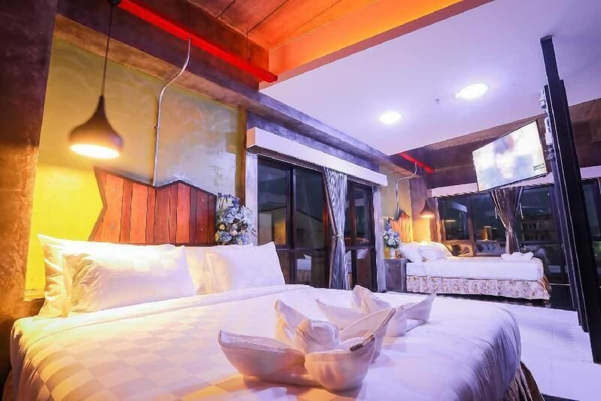 Escritorio, cortinas blackout, camas extra y wifi gratis