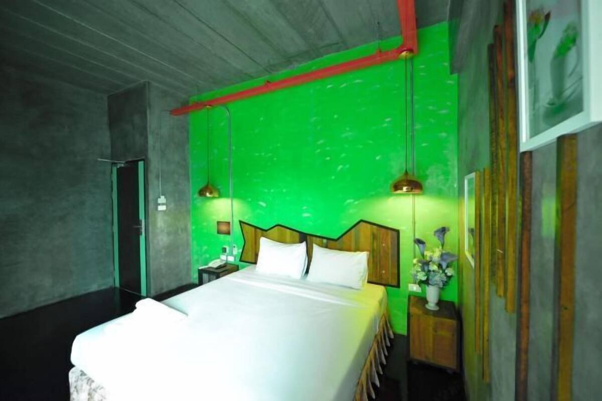 Escritorio, cortinas blackout y camas plegables/adicionales