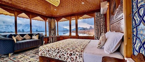 Luxury Room | 1 bedroom, desk, iron/ironing board, free WiFi