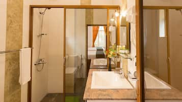 Deluxe Triple Room, 1 Bedroom, Non Smoking, Mountain View | Bathroom | Shower, free toiletries, towels