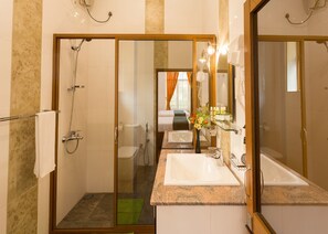 Chambre triple Deluxe, 1 chambre, non-fumeur, vue sur la montagne | Salle de bain | Douche, articles de toilette (gratuits), serviettes fournies