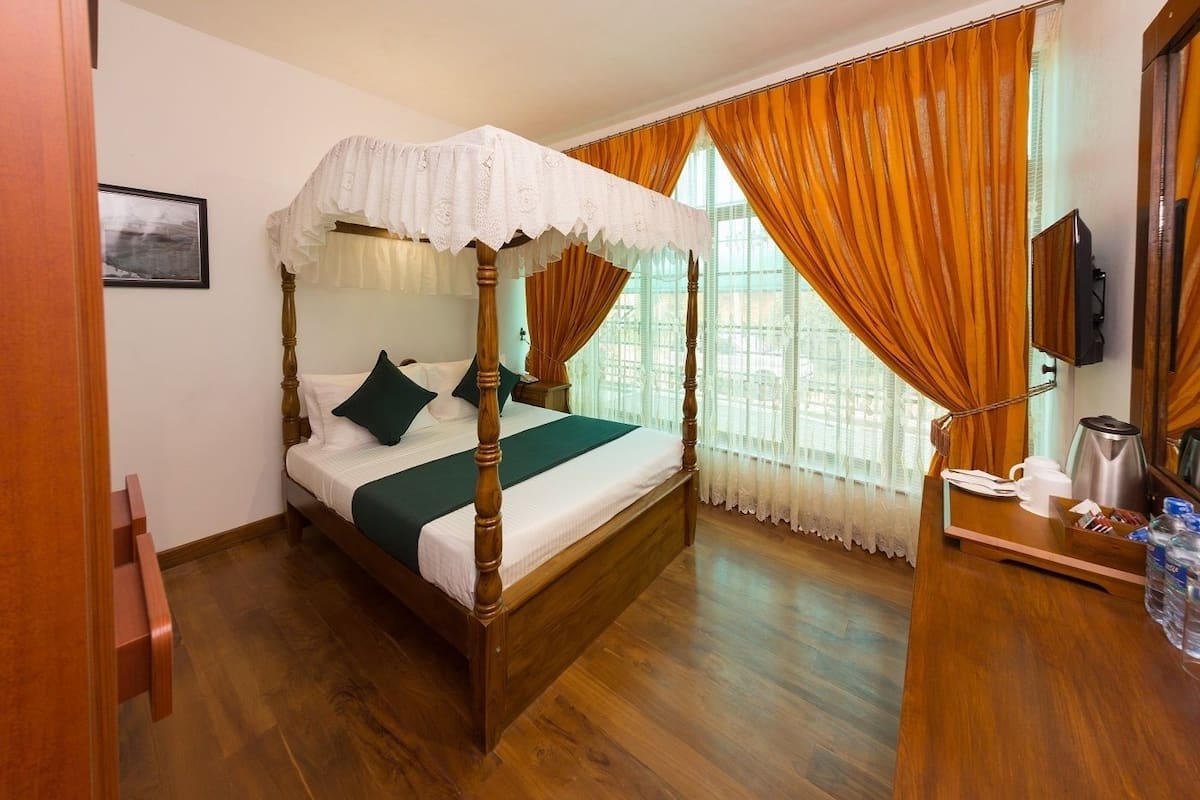 Chambre Double Deluxe, non-fumeurs, vue montagne | Bureau, lits pliants/supplémentaires, Wi-Fi gratuit