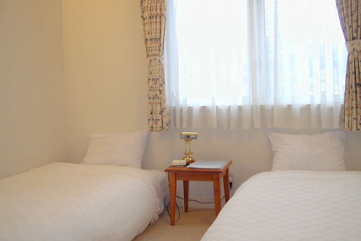 Chambre avec lits jumeaux, salle de bains commune | Wi-Fi gratuit
