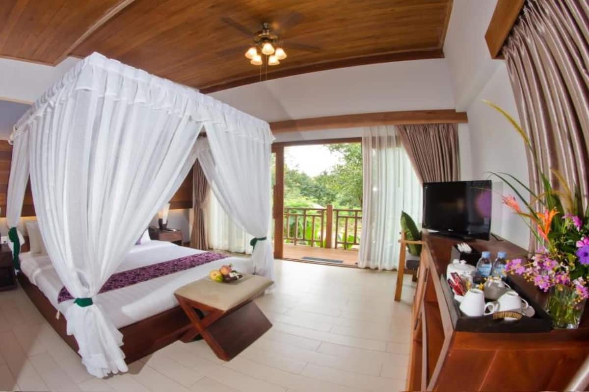 Deluxe Double Room | Minibar, in-room safe, desk, blackout drapes