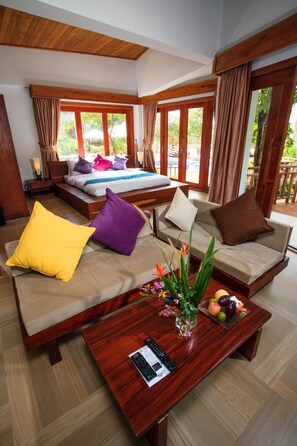 Minibar, Zimmersafe, Schreibtisch, Verdunkelungsvorhänge