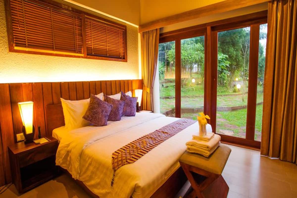 Superior Twin Room | Minibar, in-room safe, desk, blackout drapes