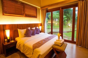 Minibar, coffres-forts dans les chambres, bureau, rideaux occultants