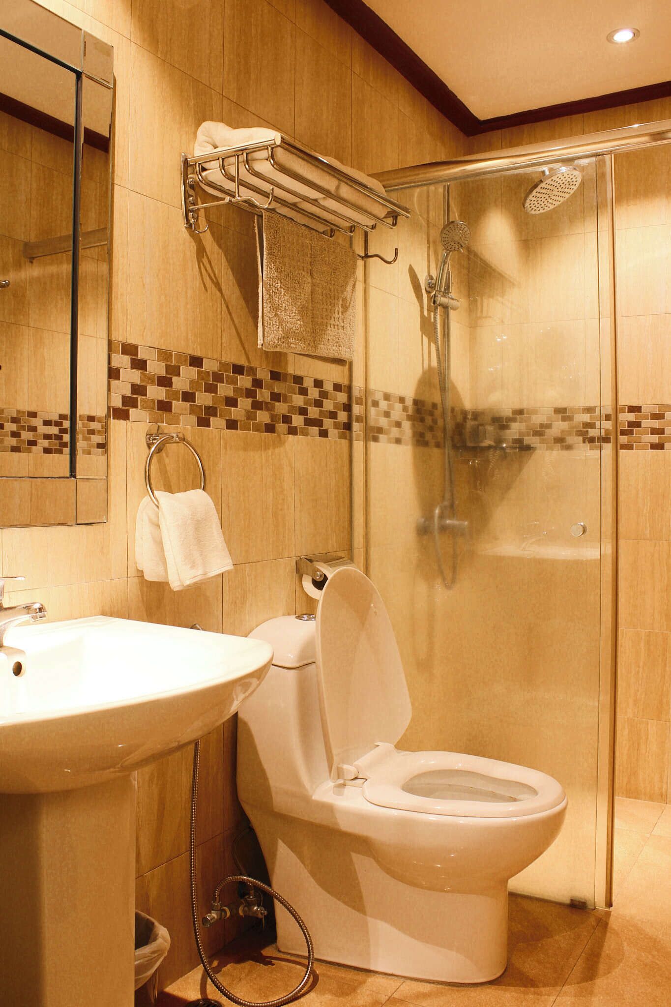 deluxe double room, 1 queen bed | minibar, in-room safe, blackout curtains