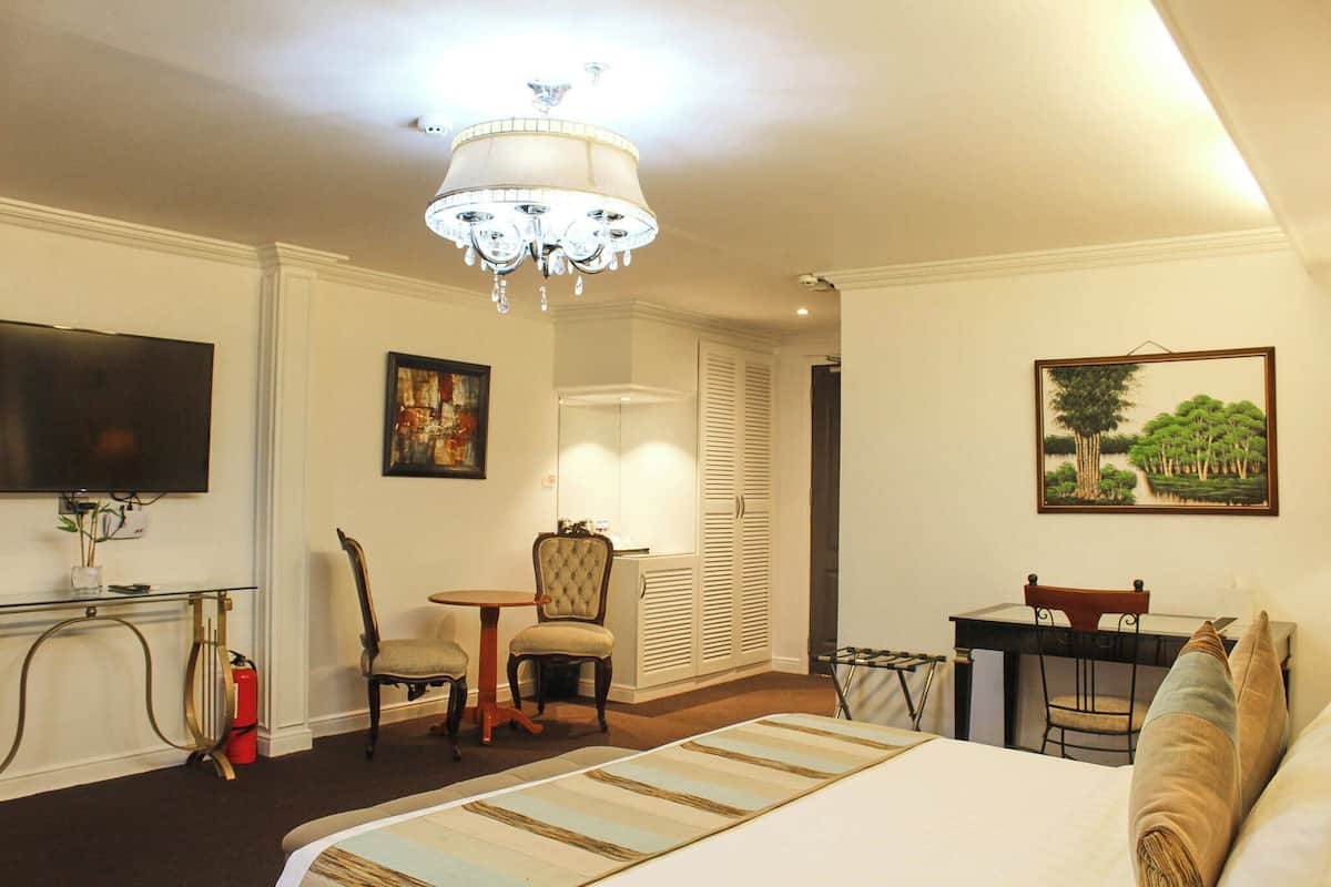Executive Room | Peti besi dalam bilik, langsir/tirai gelap terus, cadar katil