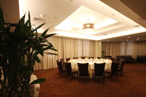 Breakfast, lunch, dinner served; Chinese cuisine 