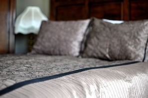 Rum - privat badrum (Queen Bed) | Individuell inredning, unika möbler, skrivbord och gratis wi-fi