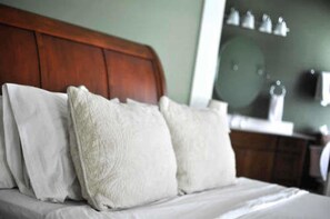 Phòng, phòng tắm riêng (Queen Bed) | Trang trí khác biệt, trang bị nội thất với thiết kế riêng biệt, bàn 