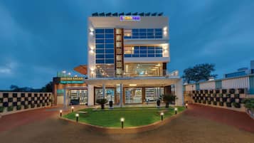 Façana frontal de l'allotjament (vespre/nit)