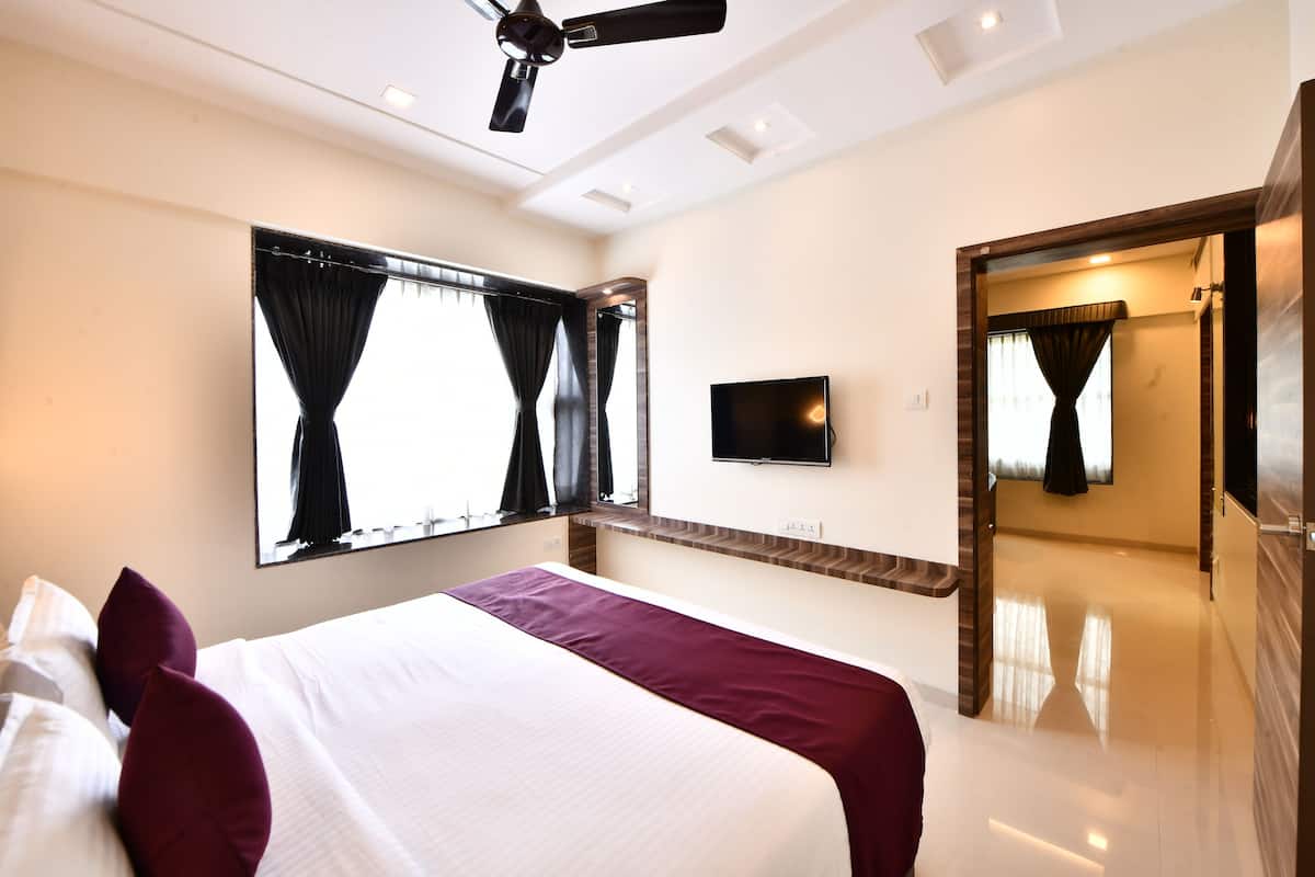 Family Suite, 1 Double Bed | 1 bedroom, desk, laptop workspace, soundproofing