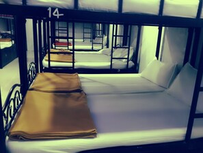 In-room safe, desk, free rollaway beds, free WiFi - Star Dormitory - Hostel (Mumbai)
