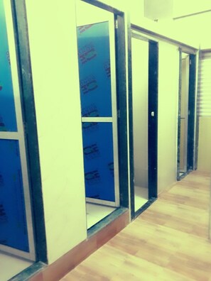 Shower, slippers, towels - Star Dormitory - Hostel (Mumbai)