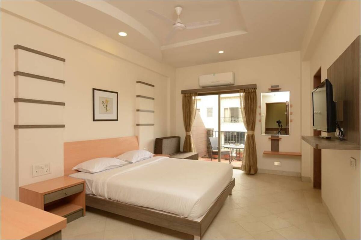 Premium bedding, in-room safe, desk, iron/ironing board
