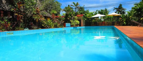 Piscine extérieure, chaises longues