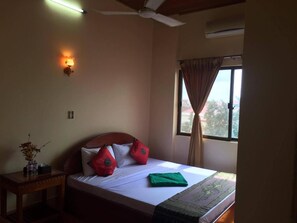 In-room safe, desk, free WiFi, bed sheets - Kampot Guesthouse (Kampot)