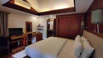 Deluxe Waterfall View | Minibar, desk, rollaway beds, WiFi