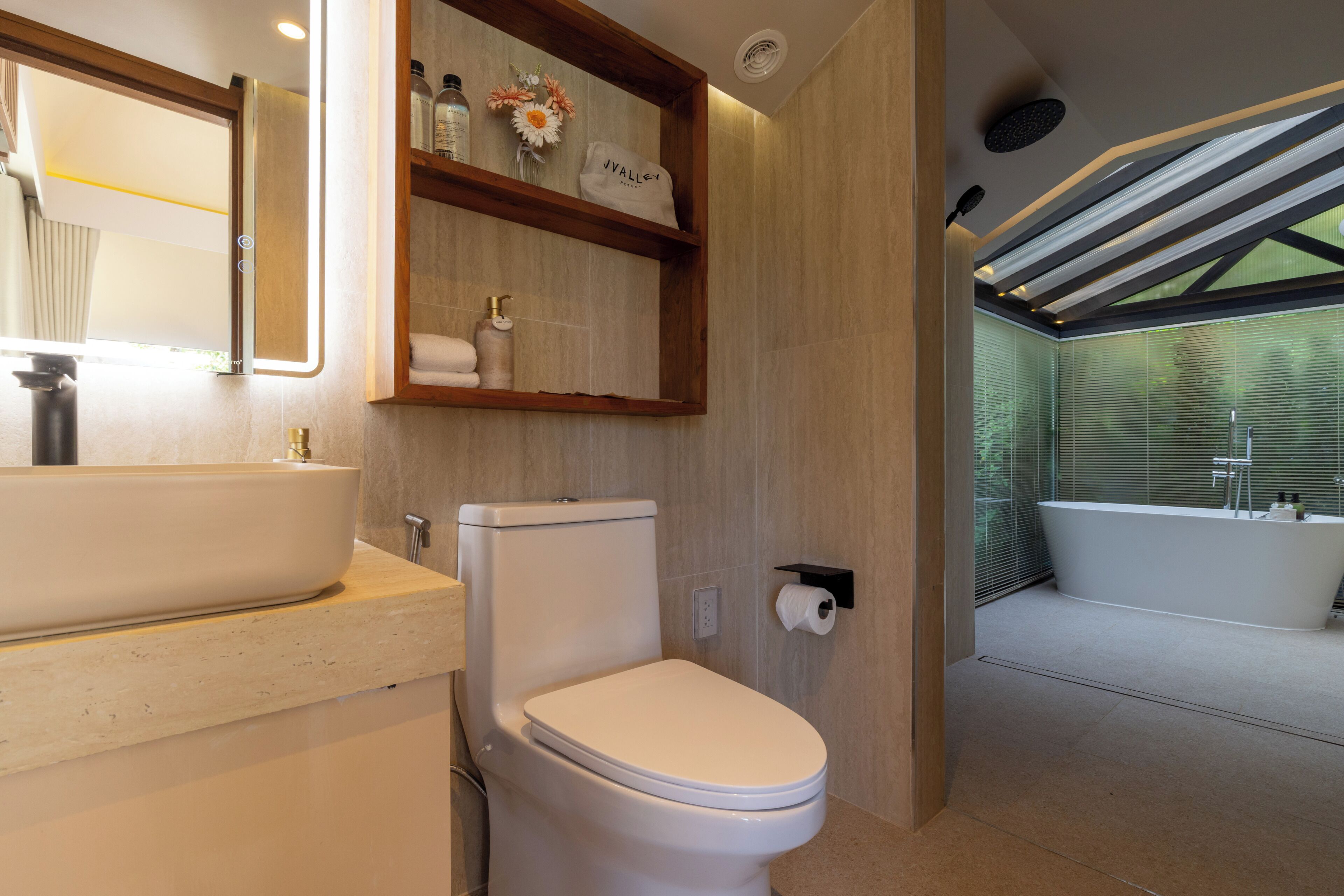Quarto luxo (Waterfall View) | Banheiro | Chuveiro, produtos de toalete grátis, secador de cabelo 