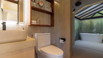 Quarto luxo (Waterfall View) | Banheiro | Chuveiro, produtos de toalete grátis, secador de cabelo