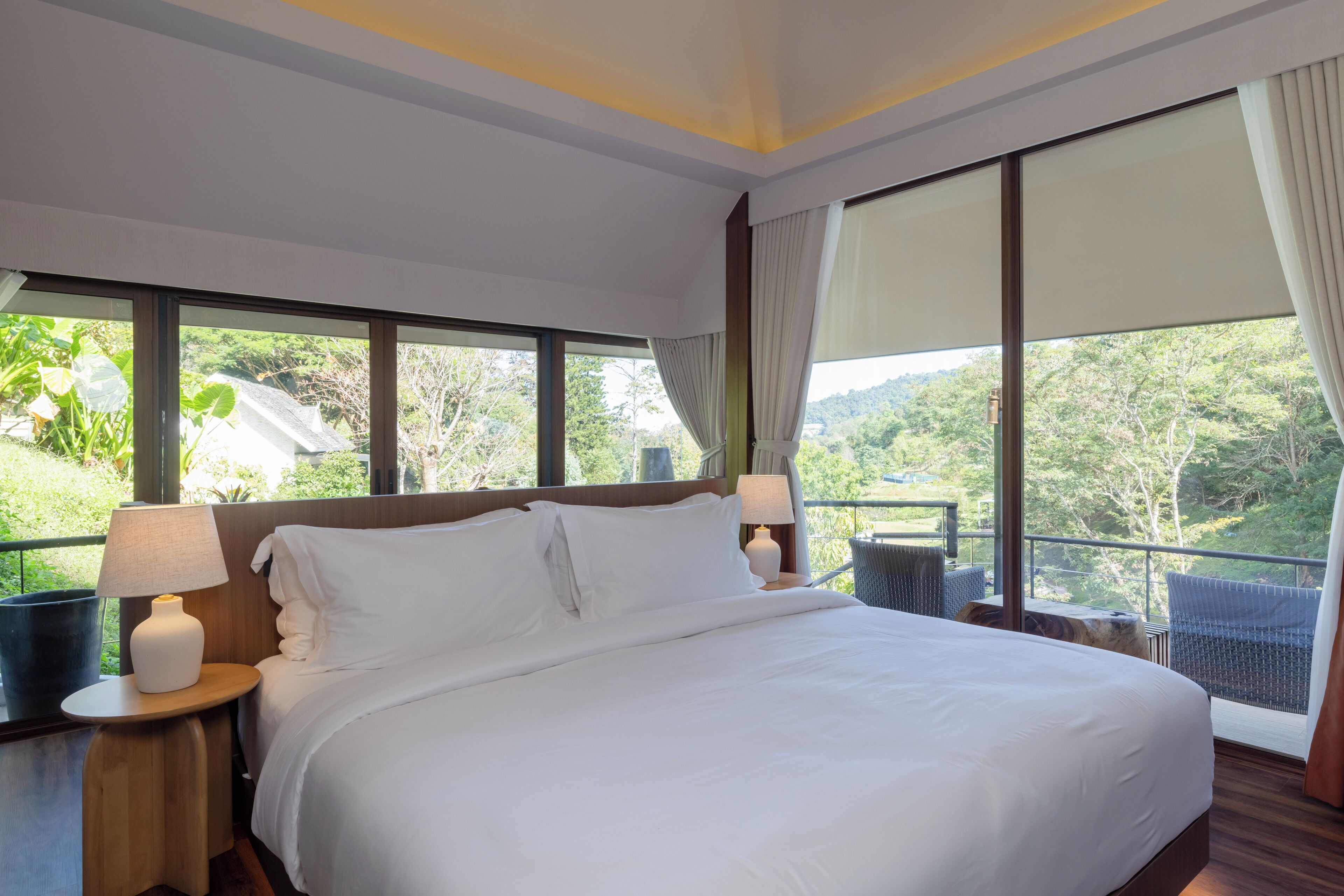 Quarto superior (Waterfall View) | Frigobar, escrivaninha, Wi-Fi, roupa de cama