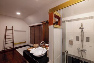 Minibar, escritorio, wifi y ropa de cama 