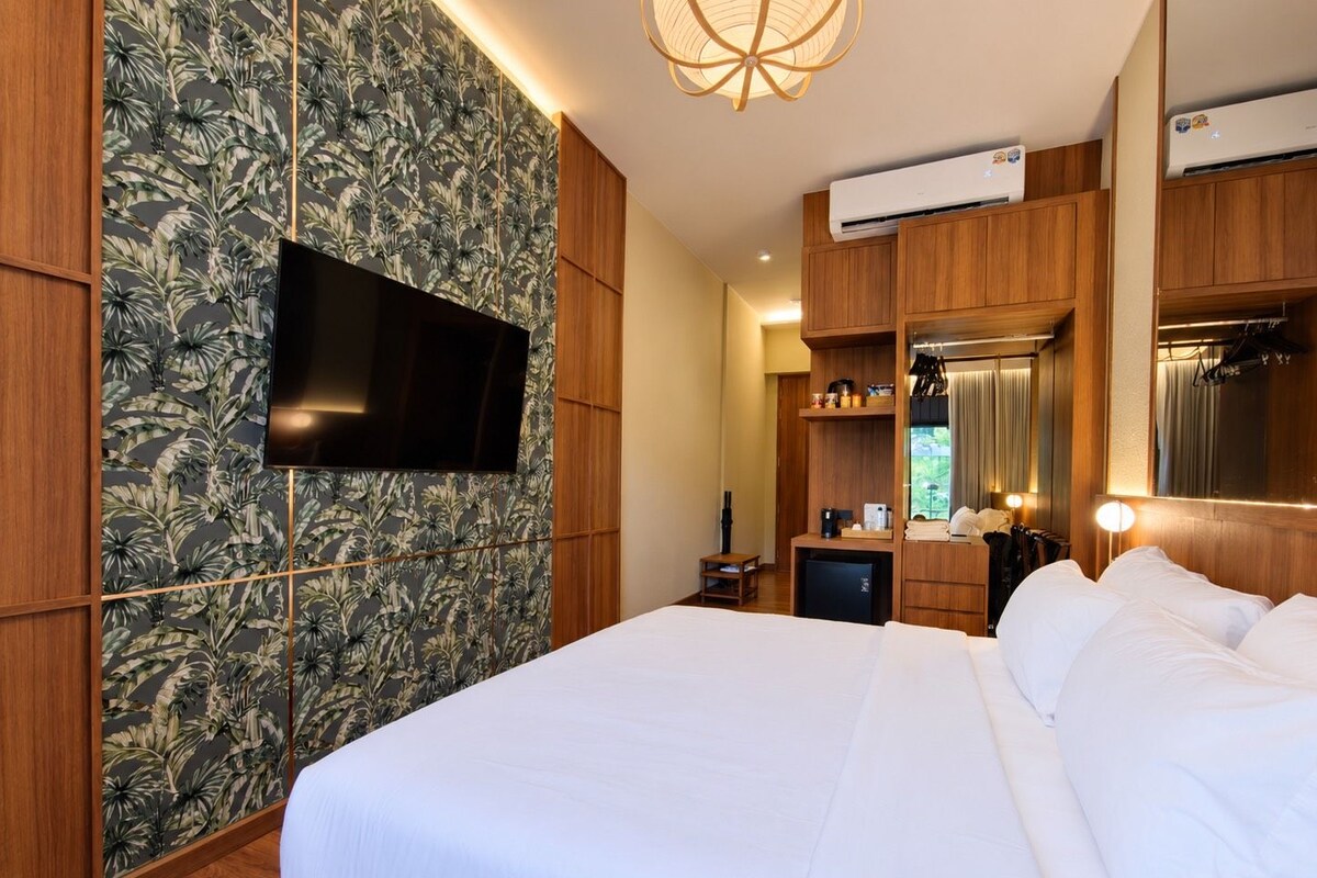 Premier Double Room, Mountain View | Minibar, desk, WiFi, bed sheets